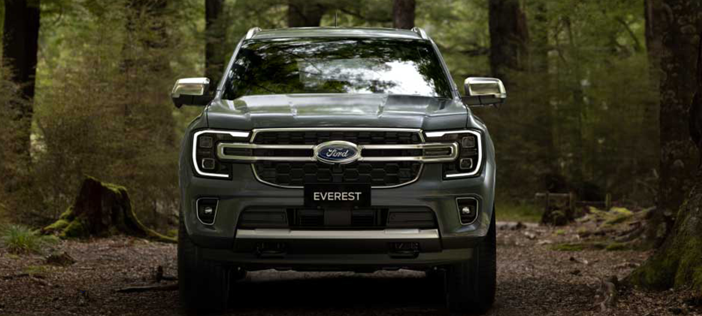 Everest XLT front three-quarter